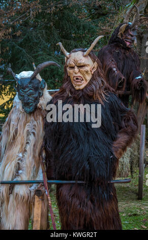 Krampus ou devil, masque Masque en bois sculpté, Christkindlmarkt Palais Hellbrunn, Magic AVENT Hellbrunn, Salzburg, Autriche, Europe Banque D'Images