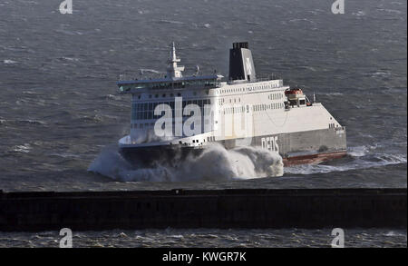 La DFDS Seaways Douvres ferry se plante à travers les vagues lors de son arrivée au Port de Douvres dans le Kent que Storm Eleanor fouetté le Royaume-uni avec violente tempête de vent jusqu'à 100mph, laissant des milliers de foyers sans électricité et en frappant les transports en commun. Banque D'Images