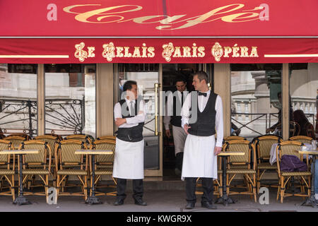 France, Paris, façade de restaurant café avec serveurs du prêt Banque D'Images