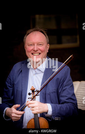 Violoniste Andrew Bernardi à son domicile près de Horsham West Sussex. Il joue son 1696 Stradivarius et utilise un arc par Yehudi Menuhin. Banque D'Images