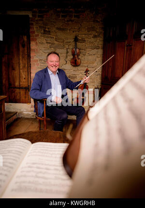 Violoniste Andrew Bernardi à son domicile près de Horsham West Sussex. Il joue son 1696 Stradivarius et utilise un arc par Yehudi Menuhin. Banque D'Images