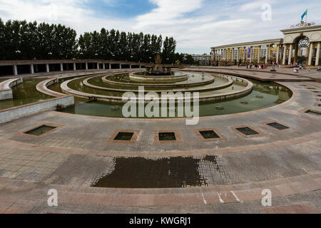 KAZAKHSTAN - AOÛT 23 Fontaine à Premier Président's Park le 23 août 2017 à Almaty, Kazakhstan Banque D'Images