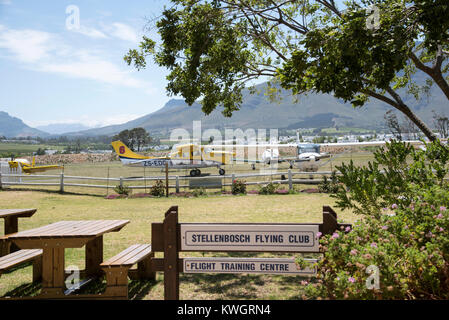 Stellenbosch Flying Club à Stellenbosch, Western Cape, Afrique du Sud, décembre 2017. Base pour le groupe de travail sur le feu. Avion de repérage des avions. Banque D'Images