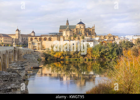 La Mosquée de Cordoue vu de l'autre côté de la rivière Guadalquivir. Cordoue, Espagne. Banque D'Images