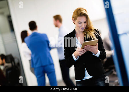 Portrait of businesswoman holding digital tablet réussie Banque D'Images