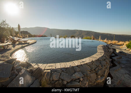 Montagnes Omani à Jabal Akhdar à Al Hajar Mountains, d'Oman au coucher du soleil. Ce lieu est de 2000 mètres au-dessus du niveau de la mer. Banque D'Images