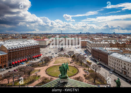 La place Saint Issac vue depuis la cathédrale Saint Isaac sur le toit avec l'Astoria sur le côté gauche Banque D'Images