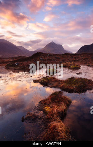 À mon avis, est la plus jolie Marsco hill sur Skye.Voici une photo d'elle avec un début d'avril lever du soleil derrière elle. Banque D'Images