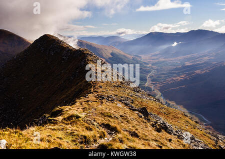 À l'est le long des Glen Shiel provenant des cinq Sœurs de Kintail ridge sur une belle journée d'octobre Banque D'Images