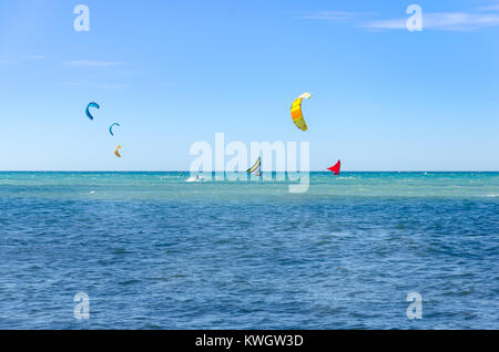 Jangada voile et kite surfeurs voile ensemble sur la mer à Cumbuco, Brésil Banque D'Images