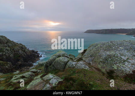 Coucher de soleil depuis les falaises dans l'ouest de Cornwall Treen Banque D'Images