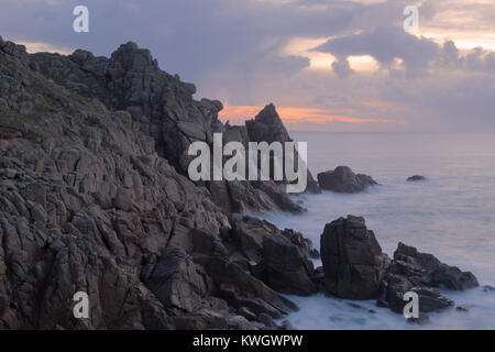 Lever du soleil à Hella Point près de Gwennap Head à Cornwall Banque D'Images