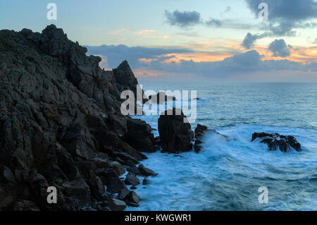 Aube lumière sur Hella Point près de Gwennap Head à Cornwall Banque D'Images