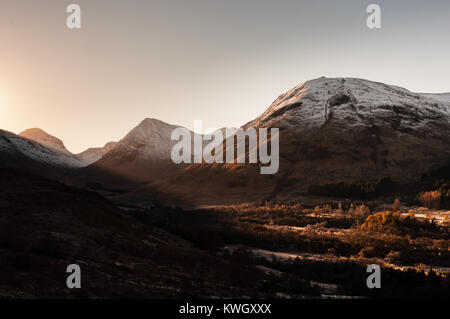 Beinn Maol Chaluim, Aonach Dubh a'Ghlinne Mor Meall na, dans la région de Glen Coe sur un matin de novembre, voir à partir de la partie inférieure du pap of Glencoe Banque D'Images