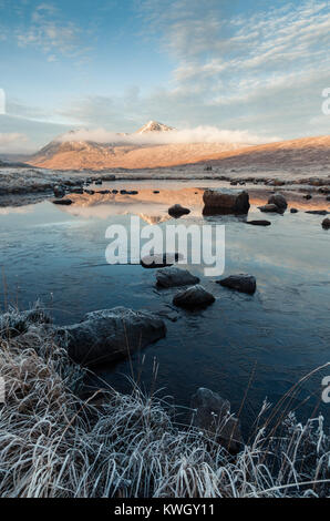 Un Loch congelé et Ba l'Blackmount sur un matin d'hiver glacial à Rannoch Moor Banque D'Images