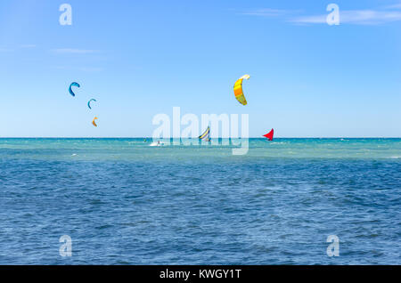 Jangada voile et kite surfeurs voile ensemble sur la mer à Cumbuco, Brésil Banque D'Images