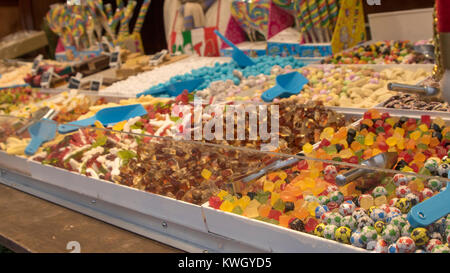 Bonbons et confiseries diverses à un stand au marché de Noël, George Square, Glasgow, Ecosse Banque D'Images