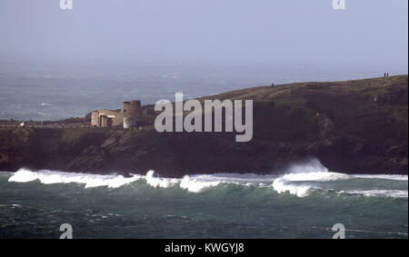 Les gens de marcher seul la pointe à Newquay, Cornwall, que Storm Eleanor fouetté le Royaume-uni avec violente tempête de vent jusqu'à 100mph, laissant des milliers de foyers sans électricité et en frappant les transports en commun. Banque D'Images