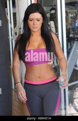 MIAMI BEACH - Floride - 21 avril : Jenni "JWoww" Farley's ex petit ami a accusé la star de Jersey Shore de l'attaquer avec un couteau de cuisine. Tom Lippolis indique à Star magazine qu'il croyait que la 25-year-old 'allait me tuer," au cours de l'incident qui, prétend-il, a eu lieu l'an dernier. 'Jenni mis un couteau de cuisine, à travers mon bras entier,' Lippolis allègue, alléguant que l'attaque lui a laissé nécessitant 37 points de suture au bras. Cependant, Lippolis n'a pas rapporter l'incident à la police. "Je voulais garder sa pour quelque raison que ce soit," il dit la magazine. L'incident a eu lieu le 6 mars dernier Banque D'Images