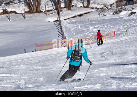 WINTERBERG, ALLEMAGNE - 15 février 2017 : descente avec ciel parallèle au carrousel de ski de Winterberg Banque D'Images