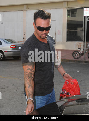 MIAMI BEACH, FL - le 21 mars : Jersey Shore's Jenni "Jwoww" Farley et ami Roger Williams semblait tellement dans l'amour comme ils ont marché sur Lincon Road. Le couple magasiné et attrapa Starbucks. le 21 mars 2011 à Miami Beach, Floride. People : Jenni Farley Jwoww Roger Williams Banque D'Images