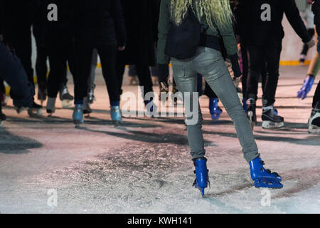 Des patineurs à l'aide d'une patinoire temporaire pendant la période de Noël et Nouvel An vacances Banque D'Images