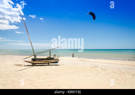 Bateau amarré jangada sur la plage de sable blanc au Brésil Banque D'Images