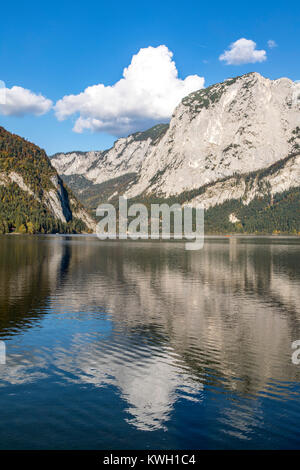 L'Altausee Mountain Lake, en Styrie, Autriche, une partie de la montagne morte, automne, Banque D'Images