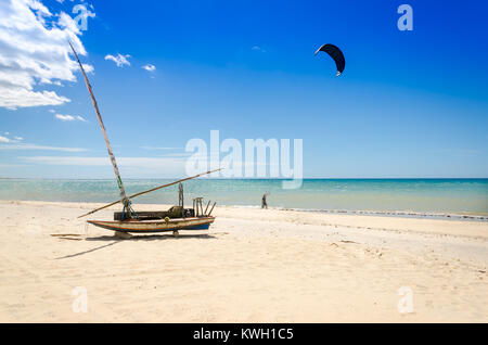 Bateau amarré jangada sur la plage de sable blanc au Brésil Banque D'Images