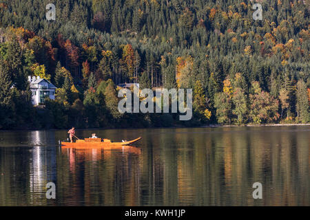 L'Altausee Mountain Lake, en Styrie, Autriche, une partie de la montagne morte, automne, bateau en bois, Banque D'Images