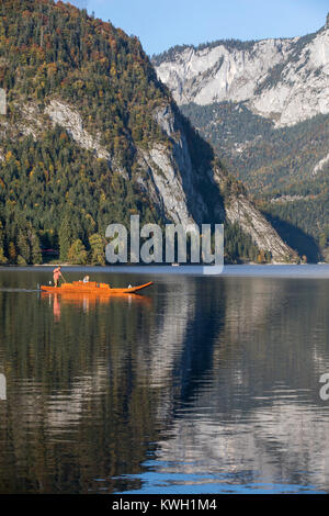 L'Altausee Mountain Lake, en Styrie, Autriche, une partie de la montagne morte, automne, bateau en bois, Banque D'Images