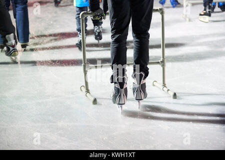 Des patineurs à l'aide d'une patinoire temporaire pendant la période de Noël et Nouvel An vacances Banque D'Images