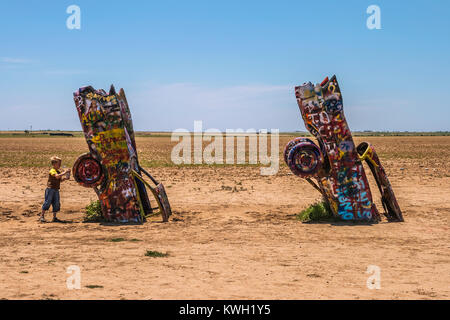 Célèbre Cadillac Ranch, l'art public et l'installation de sculptures créées par Chip Lord, Hudson Marquez et Doug Michels près de Amarillo, Texas, USA. Banque D'Images