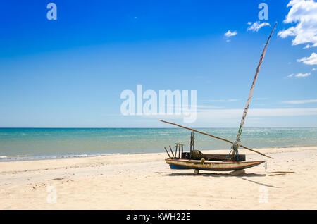 Bateau amarré jangada sur la plage de sable blanc au Brésil Banque D'Images