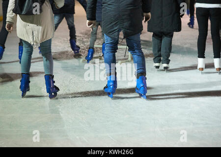 Des patineurs à l'aide d'une patinoire temporaire pendant la période de Noël et Nouvel An vacances Banque D'Images