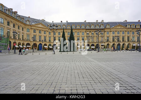 Vue de la Place Vendôme square dans le 1er arrondissement de Paris érigé pour commémorer la bataille d'Austerlitz par Napoléon Banque D'Images