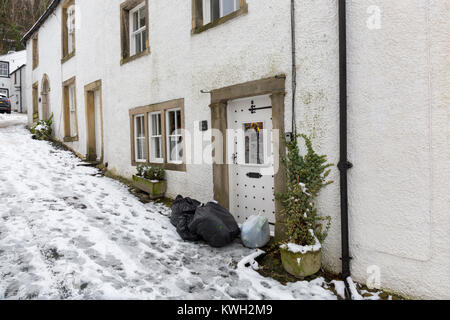 Des scènes de neige d'hiver près de la North Yorkshire village de régler montrant la vie du village piégés par la neige. Banque D'Images
