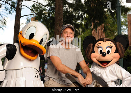 (Fév. 4, 2011) : Emmy Award-winnng animatrice et Grammy award-winning comédien Jon Stewart prend un tour le 4 février 2011 sur le Tomorrowland Indy Speedway au parc d'attractions Magic Kingdom à Lake Buena Vista, en Floride avec ses enfants Nate (gauche, 6 ans) et Maggie (centre, l'âge de 5 ans). La visite a eu lieu le 4 février sur Maggie's 5ème anniversaire, et Stewart et sa famille a célébré avec des amis au parc à thème Walt Disney World. People : Jon Stewart Banque D'Images