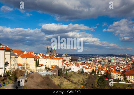 Prague, République tchèque - Mars 4,2015 : panorama de Prague au printemps - vue depuis la terrasse de la monastère de Strahov Banque D'Images