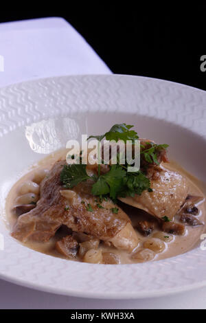 Europe/France/Alsace/Bas-Rhin/Strasbourg. La Maison Kammerzell. Fricassée de poulet façon coq au riesling.//Coq au riesling Fricassée de poulet en Banque D'Images