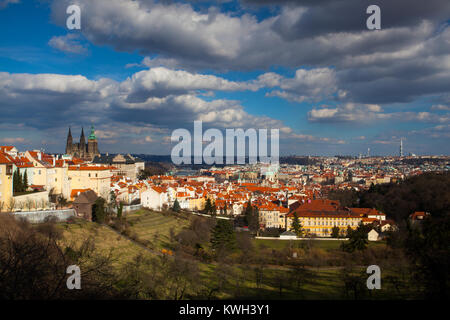 Prague, République tchèque - Mars 4,2015 : panorama de Prague au printemps - vue depuis la terrasse de la monastère de Strahov Banque D'Images