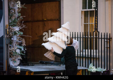Londres, Royaume-Uni. 6 Décembre, 2017. Décorations de Noël sont déchargés à l'extérieur de 11 Downing Street. Banque D'Images