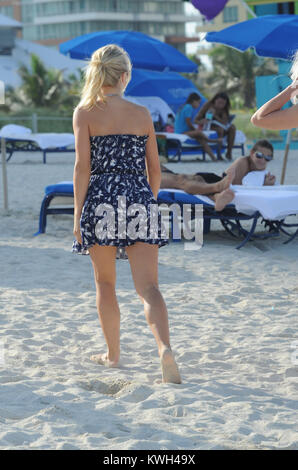 MIAMI BEACH, FL - 10 juillet : Danse avec les Stars de l'alun et Ryan Seacrest amie, Julianne Hough (AKA Julianne Hough - Marie Naissance : 20-Jul-1988) passe la journée avec son Rock of Ages co-star Diego Boneta, et sa mère Mariann Hough. Julianne et sa mère pâlit autour comme sœurs plus de mère-fille, comme ils ont passé la journée à accolades et embrassades. Le 10 juillet 2011 à Miami Beach, Floride, les gens : Julianne Hough Banque D'Images