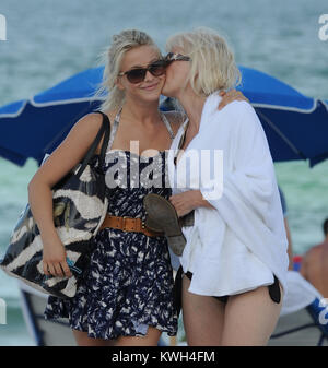 MIAMI BEACH, FL - 10 juillet : Danse avec les Stars de l'alun et Ryan Seacrest amie, Julianne Hough (AKA Julianne Hough - Marie Naissance : 20-Jul-1988) passe la journée avec son Rock of Ages co-star Diego Boneta, et sa mère Mariann Hough. Julianne et sa mère pâlit autour comme sœurs plus de mère-fille, comme ils ont passé la journée à accolades et embrassades. Le 10 juillet 2011 à Miami Beach, Floride, les gens : Julianne Hough Mariann Hough Banque D'Images