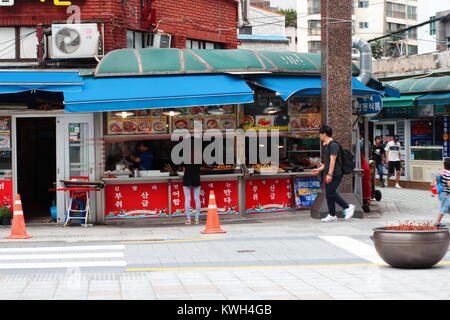 Korean street food au marché traditionnel Banque D'Images