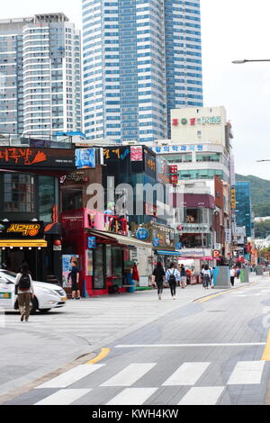 Randonnées non identifiés sur la ruelle de la rue de Haeundae, à Busan, en Corée du Sud. Banque D'Images