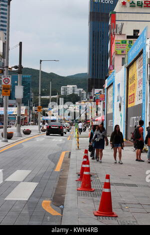 Randonnées non identifiés sur la ruelle de la rue de Haeundae, à Busan, en Corée du Sud. Banque D'Images