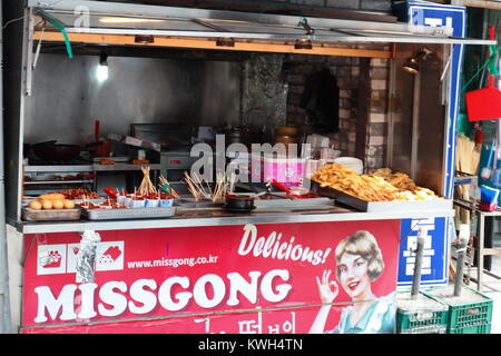 Korean street food au marché traditionnel Banque D'Images