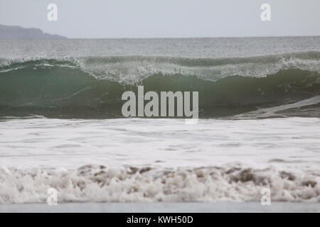 Vagues se briser sur la plage, plage de St Davids, Caerfai, Malcolm Buckland Banque D'Images