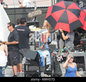 HOLLYWOOD, FL - le 23 mai : Julianne Hough et Diego Boneta sur Définir le premier jour de tournage Rock of Ages" avec Tom Cruise.. Julianne a vu ses deux chiens à pied entre-prend. Le 23 mai 2011 à Miami Beach, Floride. People : Julianne Hough Diego Boneta Banque D'Images